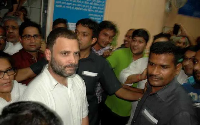 राहुल पहुँचे नोट बदलवाने, परेशान हुये आम लोग