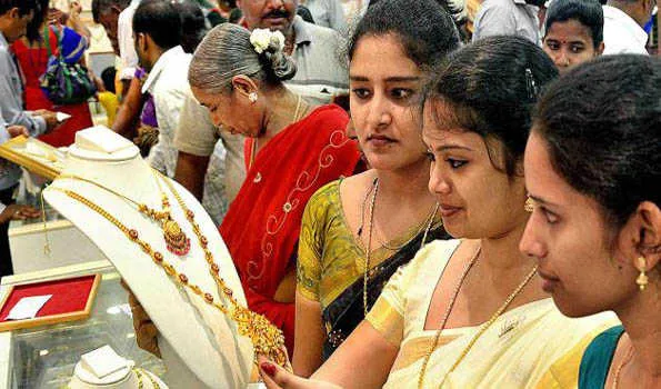 सर्राफा बाजार में अफरा-तफरी, सोना 600 रुपये फिसला