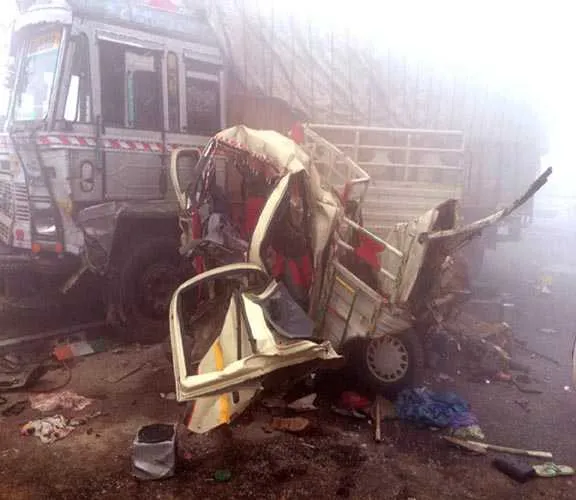 ट्रक और टैम्पों की टक्कर में छह की मौत, 16 घायल