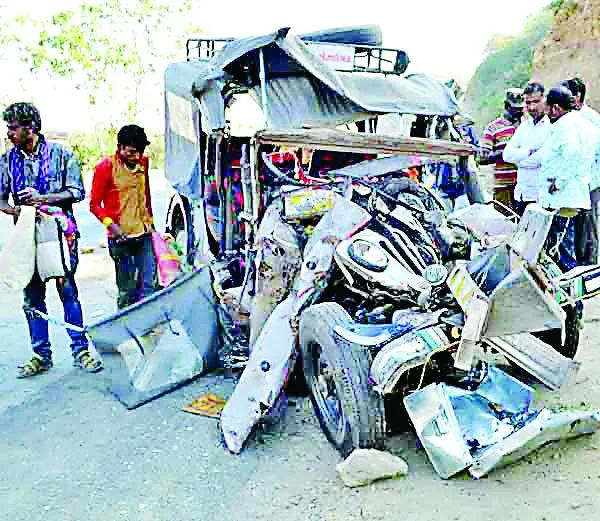 बारातियों की जीप ट्रक में घुसी