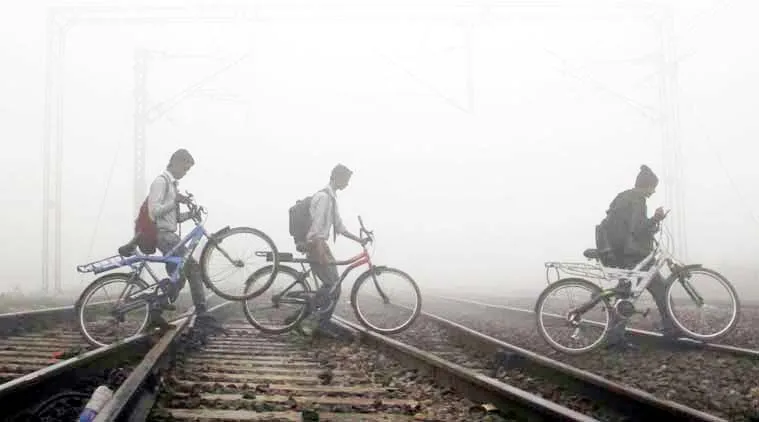 कोहरे ने थामी रेल की रफ्तार