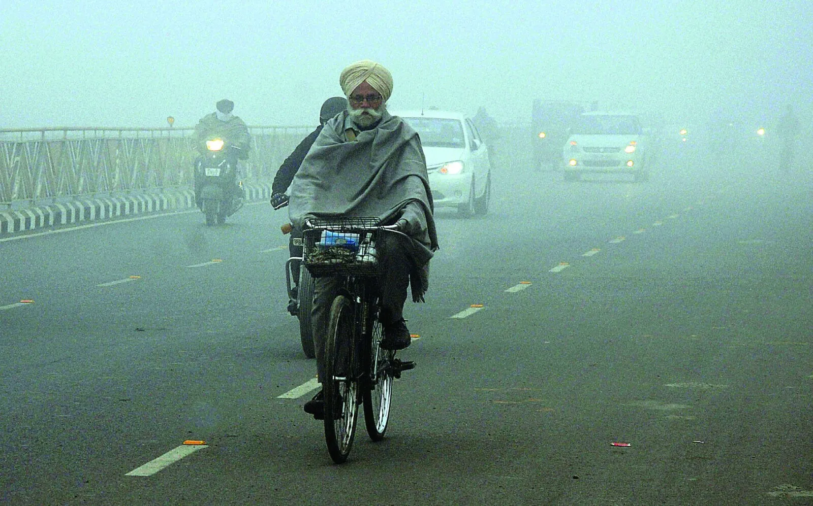 धुंध-ठंड साथ-साथ, जनजीवन अस्त-व्यस्त