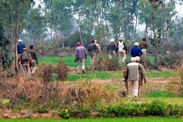 सीमा पर पांच हथियारबंद युवक दिखे