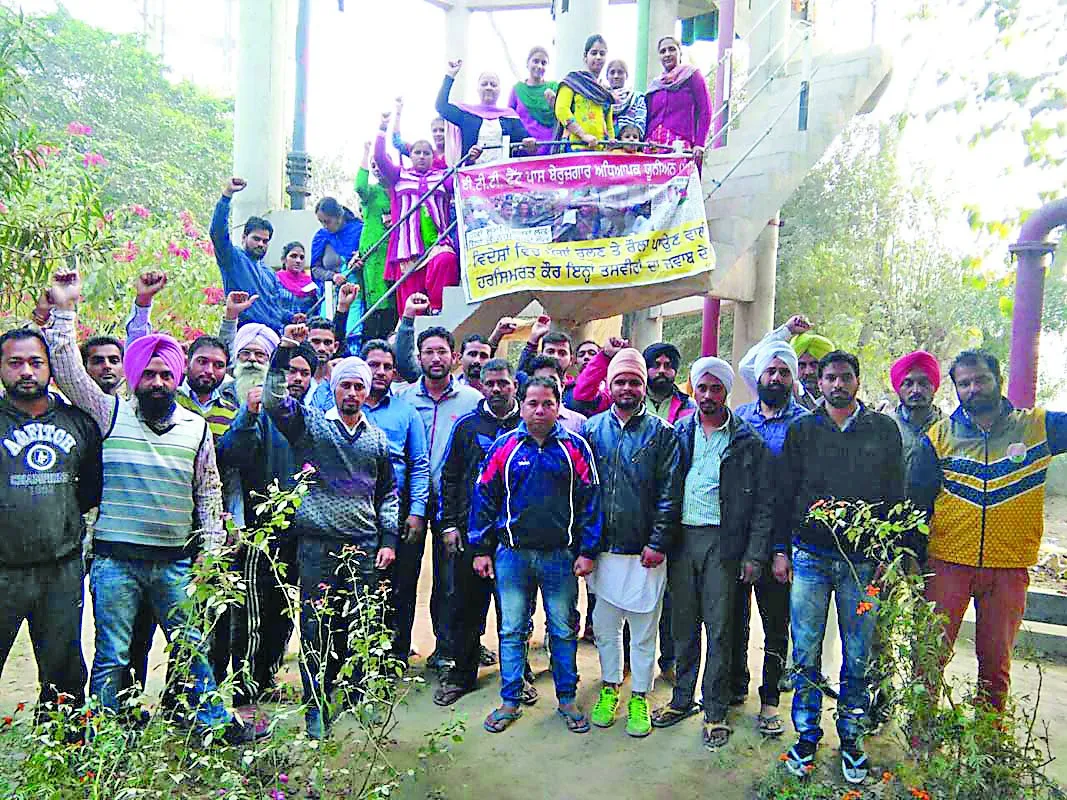 ठंड में टंकी पर संघर्ष कर रहे अध्यापक