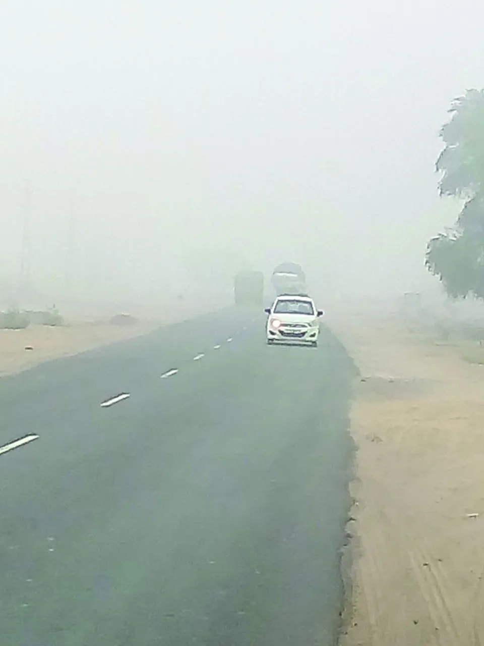धुंध से सड़क पर रेंगते रहे वाहन