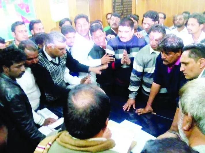 रेहड़ियां हटाने को लेकर हुआ बवाल खत्म