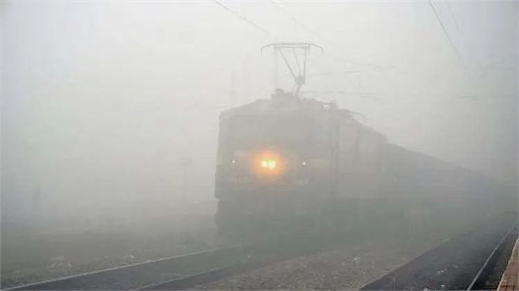 धुंध छाई, लाइटें जलाकर चलाए वाहर