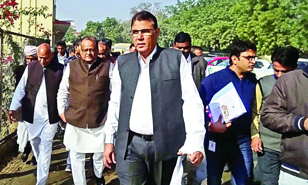 प्रसूताओं को निकाला वार्ड से बाहर