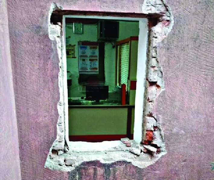 अज्ञात चोरों ने बैंक पर बोला धावा