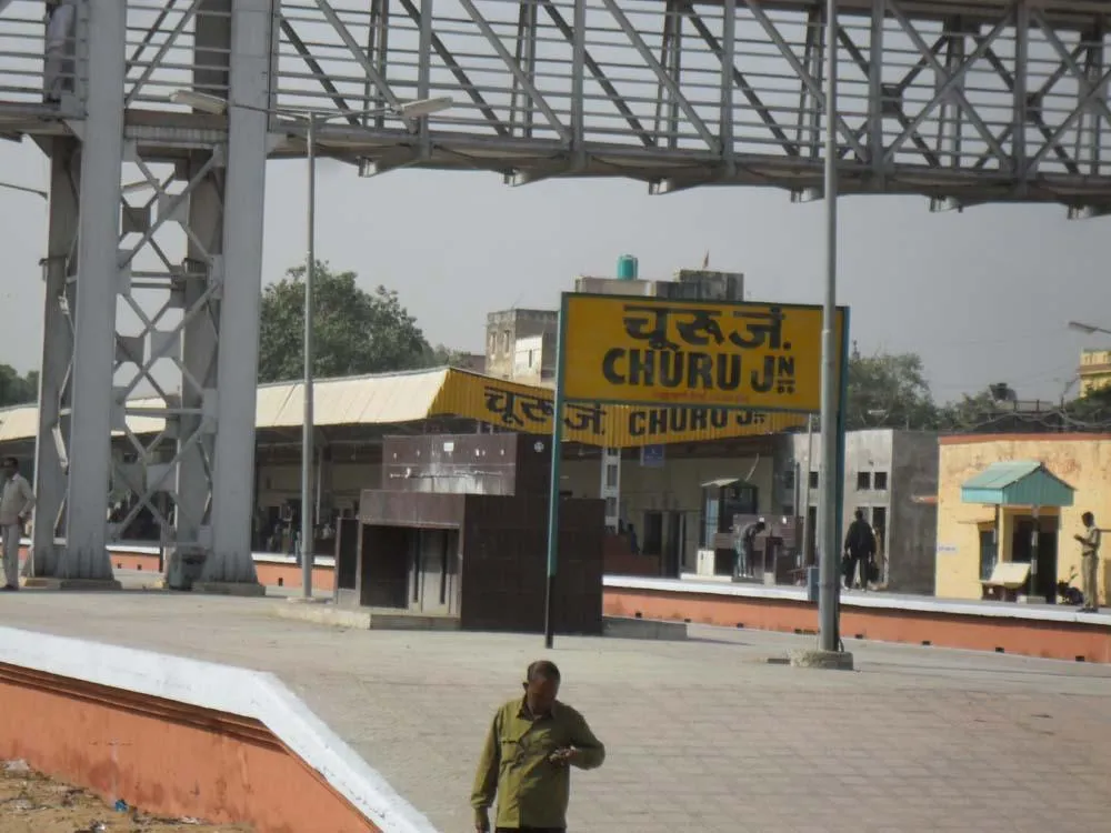 रेल की पटरियों से भरा ट्राला पलटा