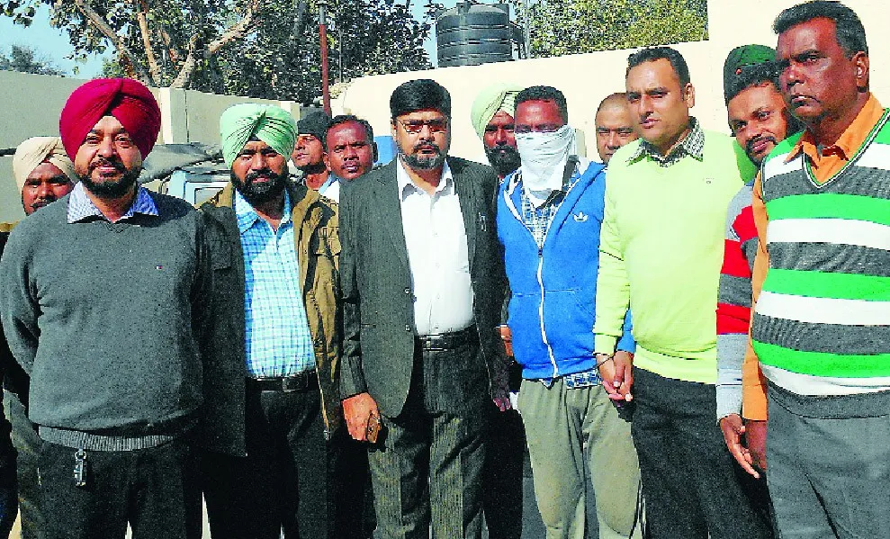 होमगार्ड 13 हजार रिश्वत लेते गिरफ्तार