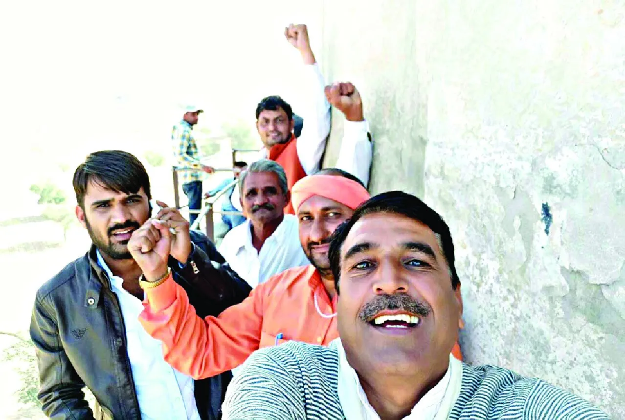 गांव गोरखाना में टंकी पर चढ़े 11 जने