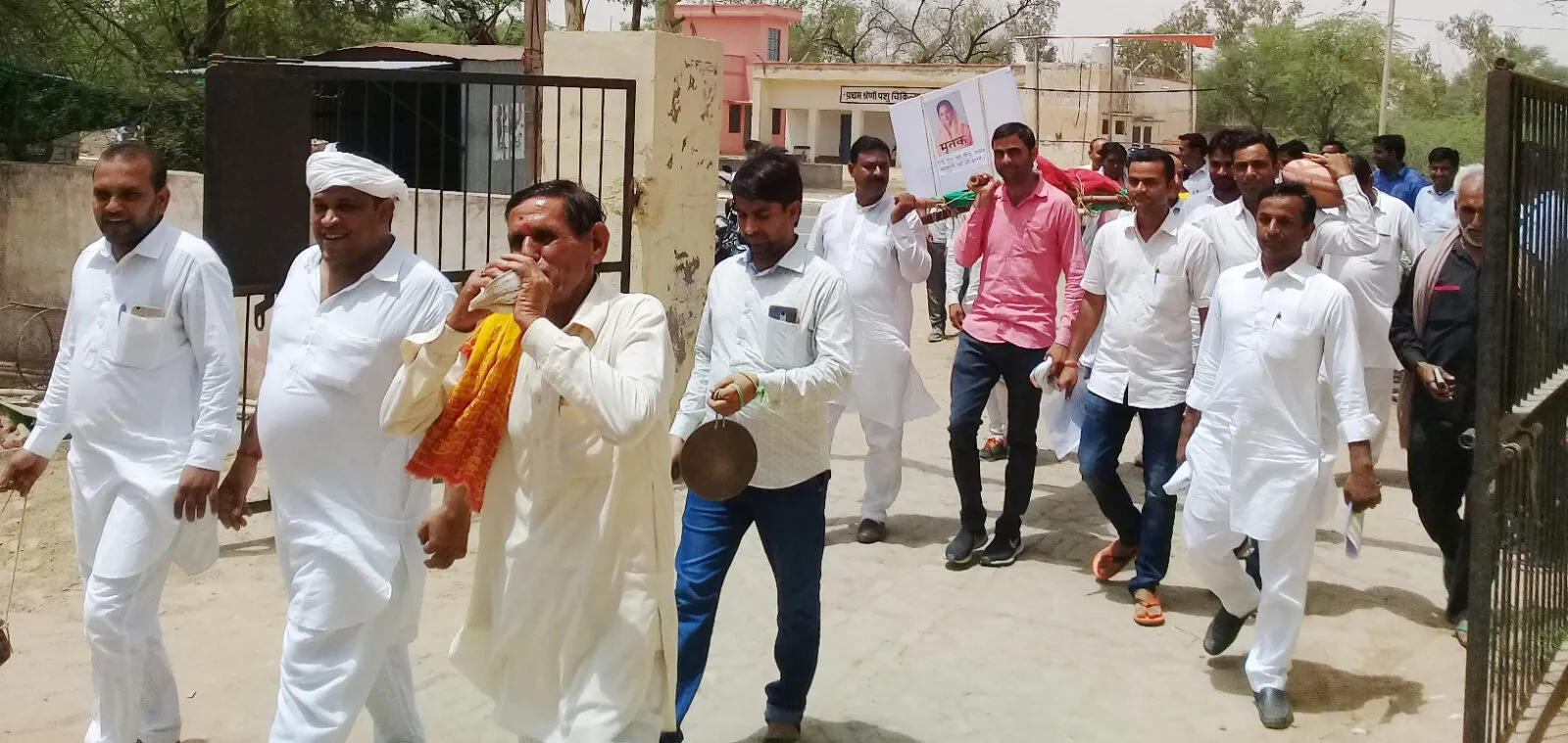 राजस्व कार्मिक व पटवारियों ने निकाली मुख्यमंत्री की शव यात्रा
