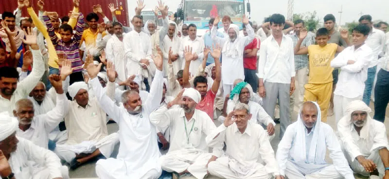 मांगों को लेकर किसानों ने राष्ट्रीय राजमार्ग किया जाम