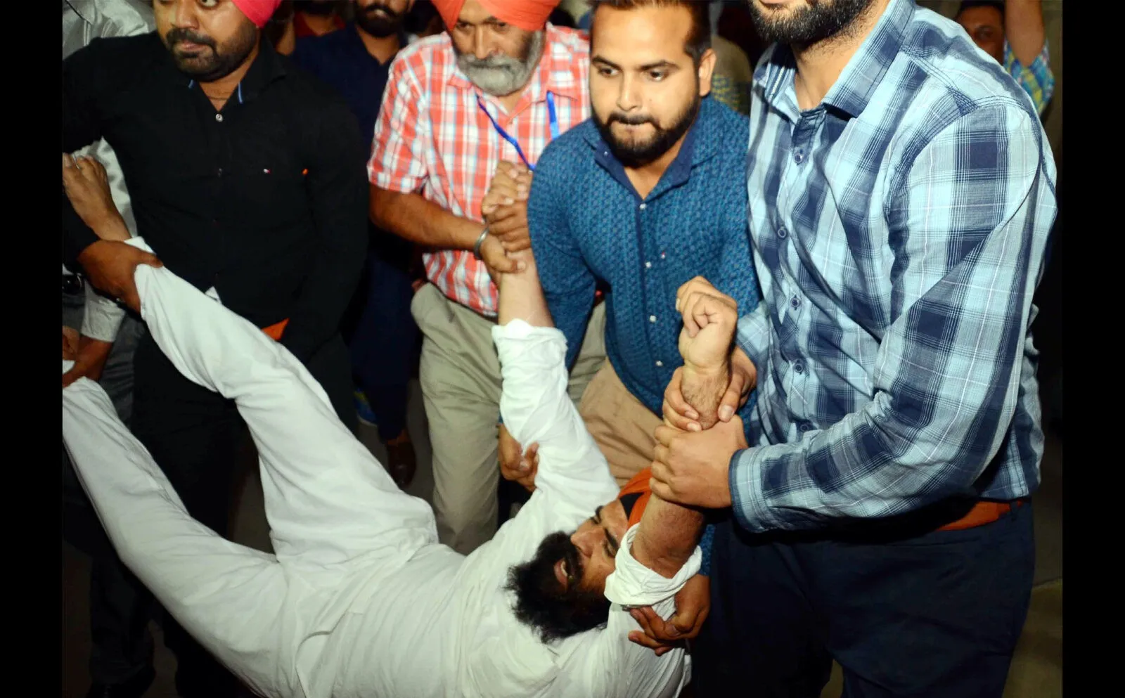 आप विधायकों को घसीट-घसीटकर सदन से बाहर निकाला