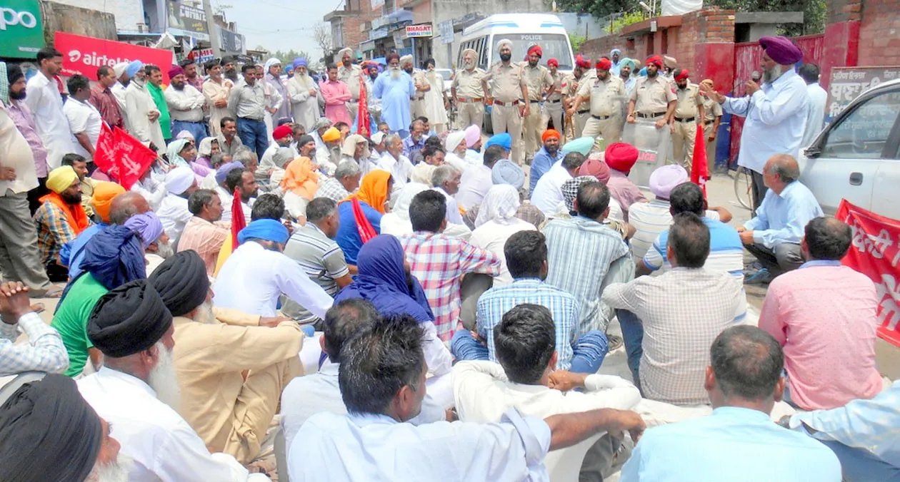 राजनीति दबाव में धान लगाने से रोका, किसान भड़के
