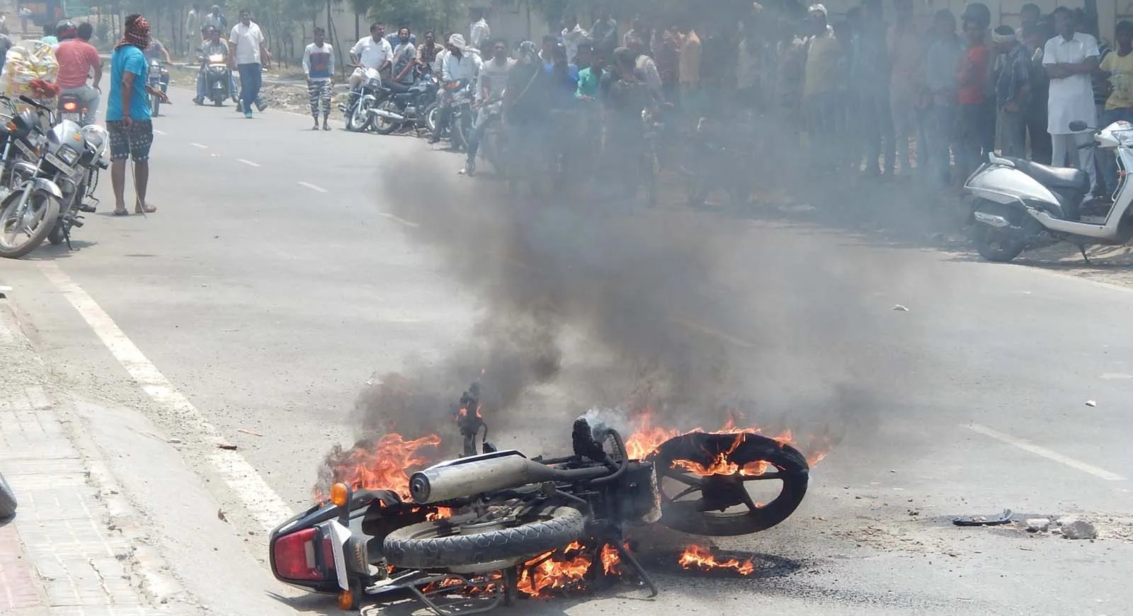 करनाल में होटल पर पथराव, बाइक फूंकी
