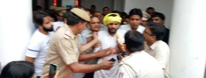 दिल्ली विधानसभा के दो दिवसीय विशेष सत्र में हुआ जमकर बवाल