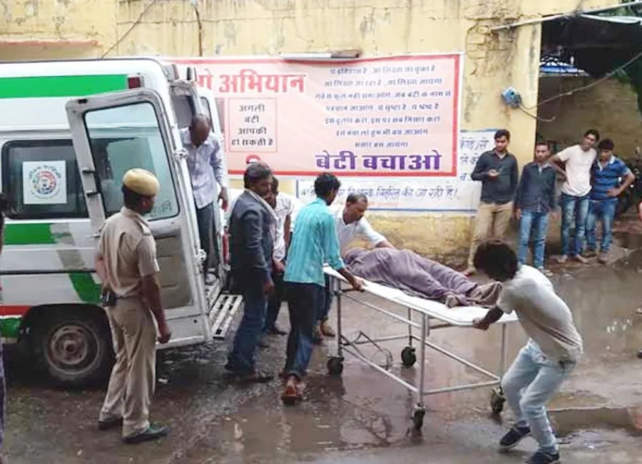बिजली गिरने के कारण तीन लोगों की मौत