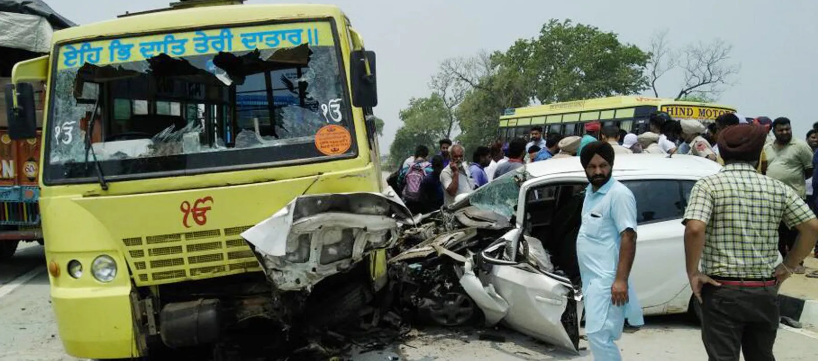 स्कूल बस व कार में भयंकर टक्कर , दो की मौत