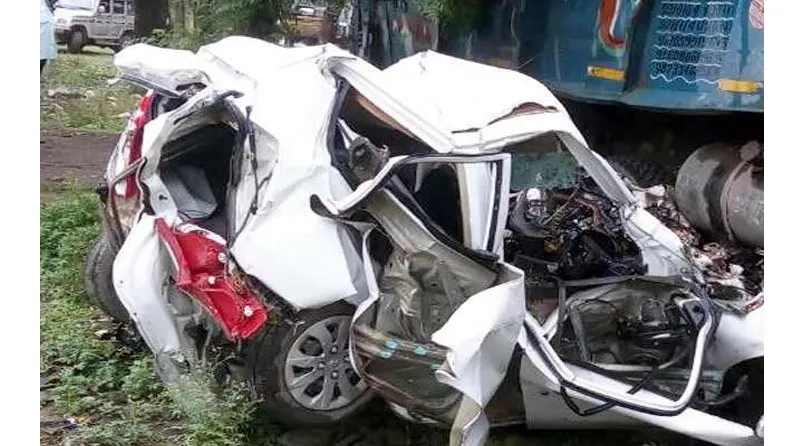 कार के ऊपर चढ़ा डंपर , हादसे में चार लोगों की मौत