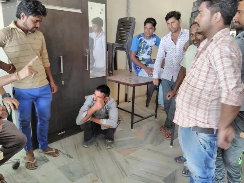 चोरी के आरोपी को लोगों ने पुलिस हवाले किया