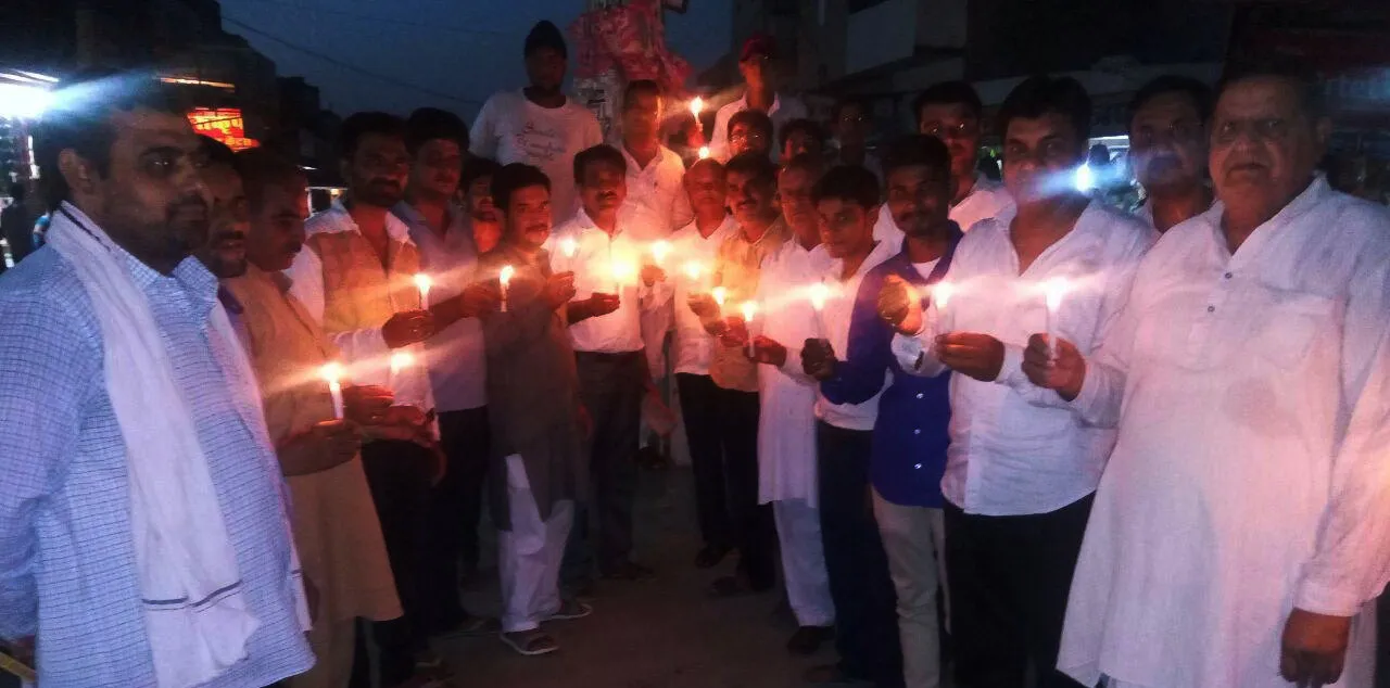 व्यापारियों ने निकाला रोष कैंडल मार्च