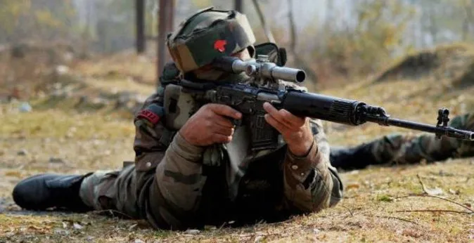 कश्मीर में मुठभेड़ के दौरान दो नागरिकों की मौत, एक आतंकी ढेर