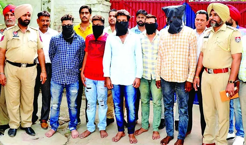 पुलिस ने गिरफ्तार किए पांच लुटेरे
