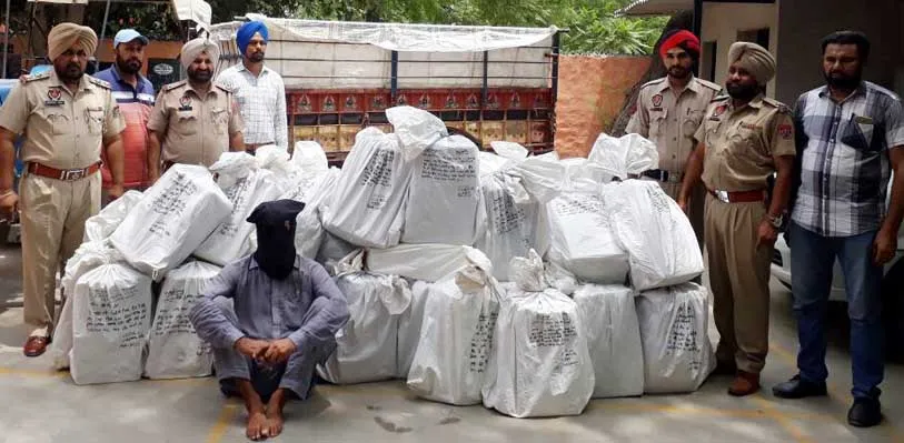 पुलिस ने नाकाबंदी कर पकड़ी शराब की खेप