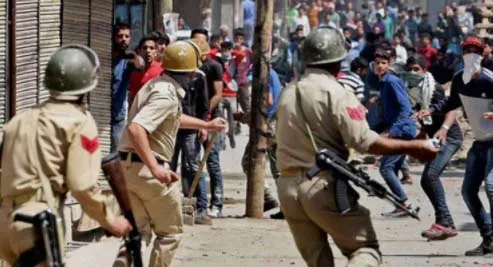 J&K: पत्थरबाज नहीं आए बाज, CRPF कैंप पर हमला