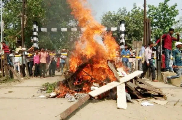 बिहार: नौकरी की मांग को लेकर छात्रों का उत्पात