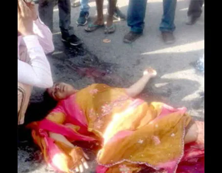 बेकाबू ट्रोले ने बाइक को मारी टक्कर , मां-बेटी की मौत