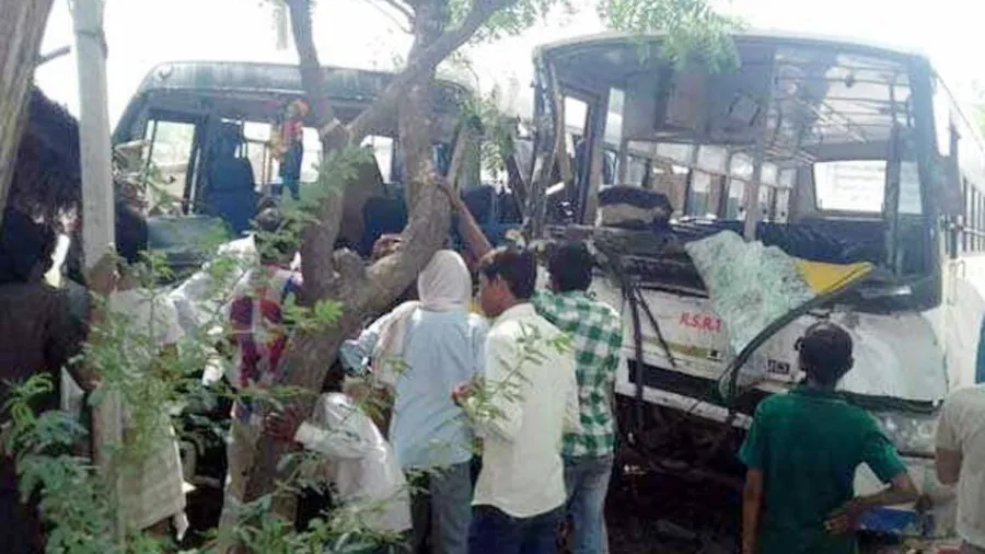 दो बसों की टक्कर, 30 यात्री घायल