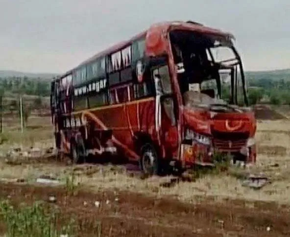 100 फीट गहरी खाई में गिरी बस, 9 की मौत