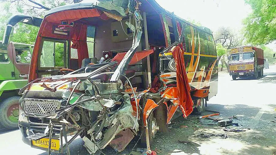 बस व ट्रक में भिडंत