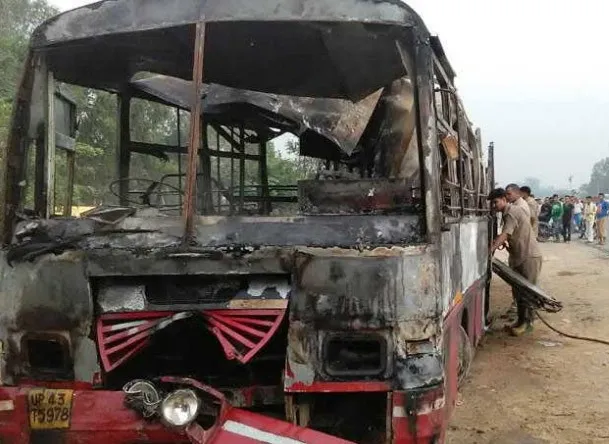 बस-ट्रक में टक्कर के बाद लगी भीषण आग