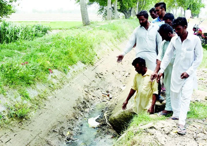 एक तो गर्मी, ऊपर से नहरी पानी को तरसे किसान