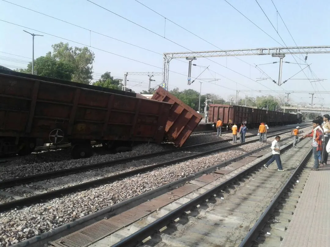 पटरी से उतरे मालगाड़ी के दो डिब्बे