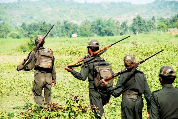 नक्सलियों ने दोहरी चुनौती कर दी पेश