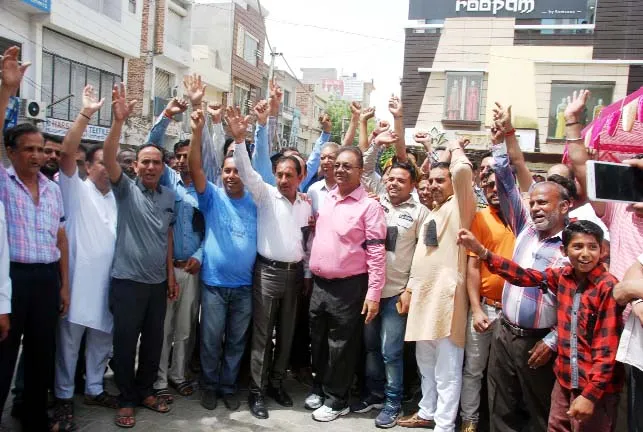 जीएसटी के खिलाफ कपड़ा व्यापारियों ने की हड़ताल