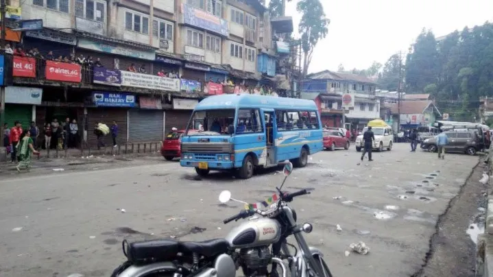 दार्जिलिंग में GJM का हिंसक प्रदर्शन, 12 घंटे का बंद