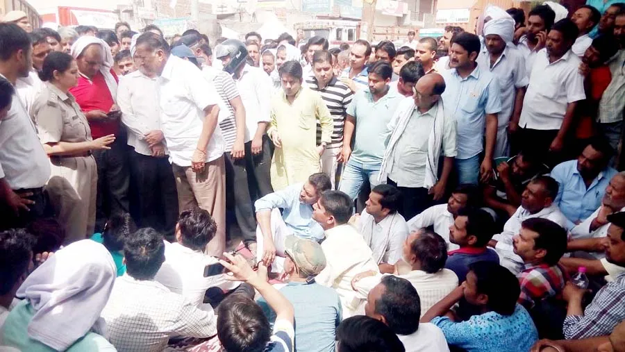 ज्वैलर्स से लूट का मामला: बाजार बंद रख लगाया जाम