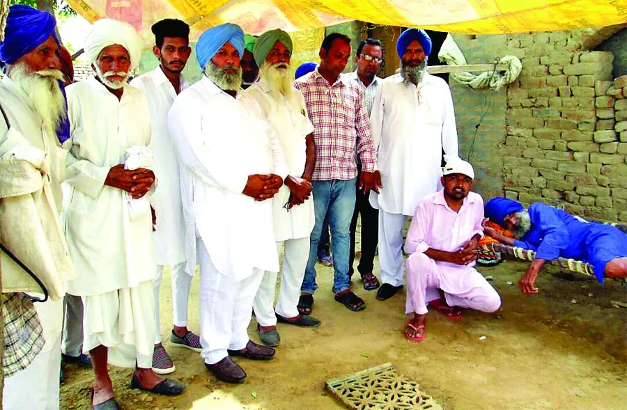 बेसहारा बुजुर्ग की संभाल कर गांव पहुंचाया