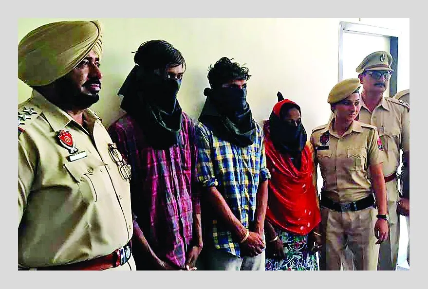 चालू भट्टी और शराब सहित तीन काबू