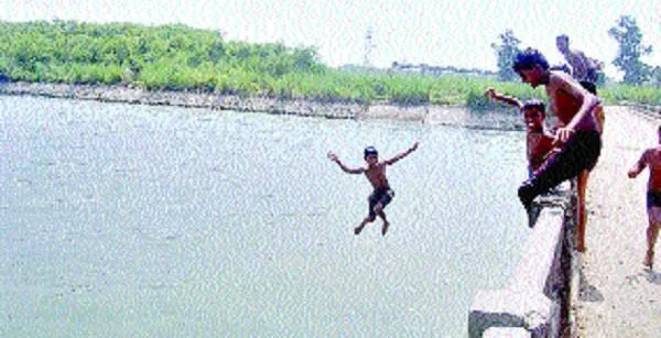 जान के खतरे से बेखबर ‘बाल’ की डुबकी