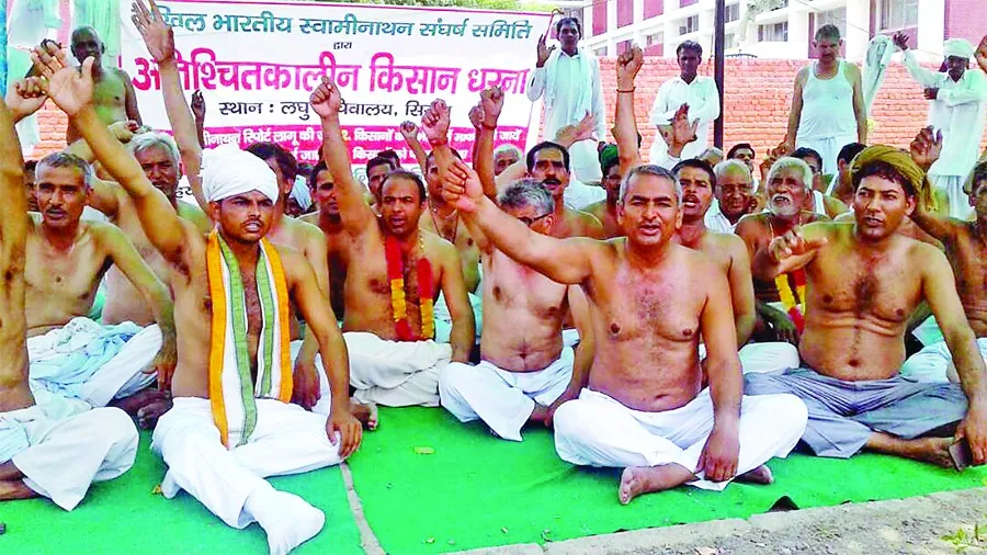 किसानों ने अर्धनग्न होकर किया प्रदर्शन
