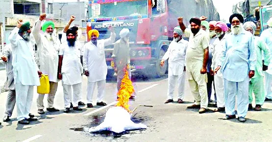 उपायुक्त कार्यालय समक्ष गरजे किसान