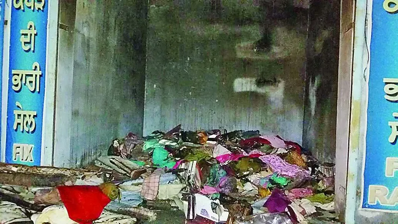 कपड़े की दुकान में लगी आग, लाखों का नुकसान