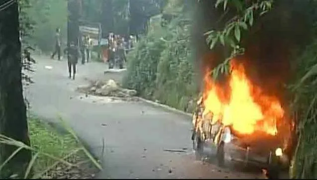 जीजेएम परिसरों पर छापेमारी, 400 हथियार मिले, हिंसा भड़की